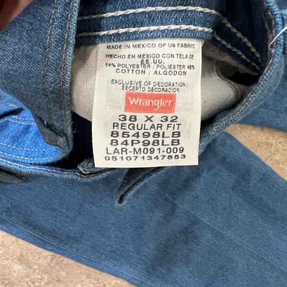 Wrangler dad jeans! Straight fit 38x32 does run a little small at waist - Picture 3 of 6
